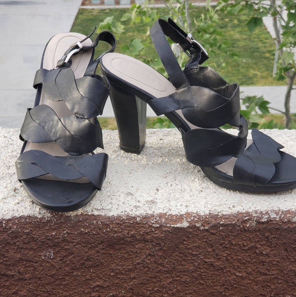 Black pumps
